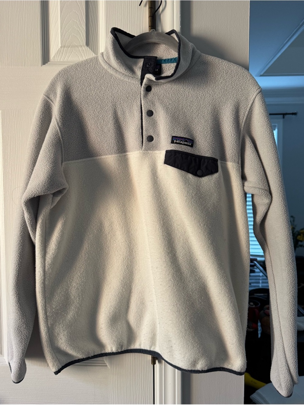 Patagonia woman’s white and Light Gray Snap-Button Fleece Pullover